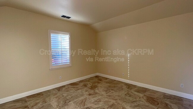 Building Photo - 724 Shelli St