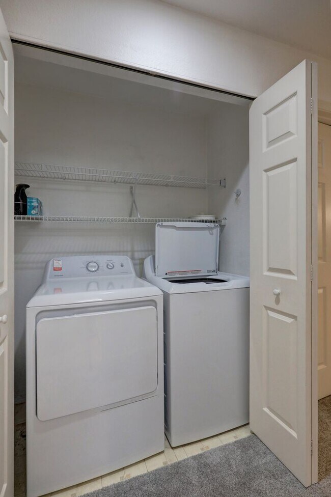 Building Photo - Charming Updated 2 Bedroom 2 Bathroom Bellevue Condo