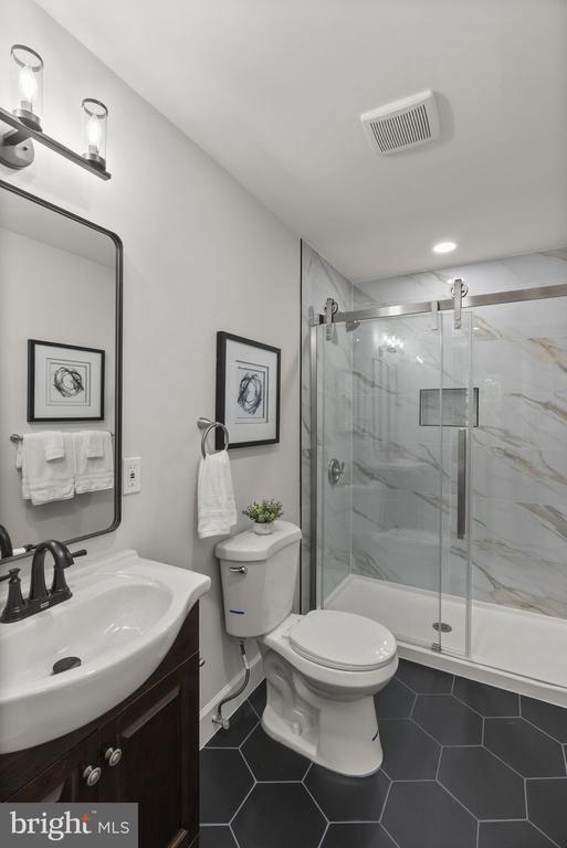 Building Photo - 518 N Lakewood Ave