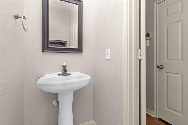 Building Photo - 6443 Applewood Forest Dr