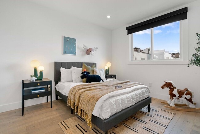 Building Photo - Updated and Modern 4 Bed + Office, 3.5 Bat...