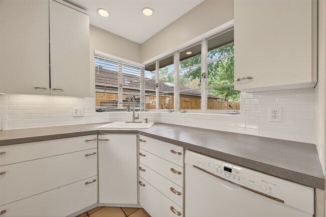 Building Photo - 3314 Westridge St