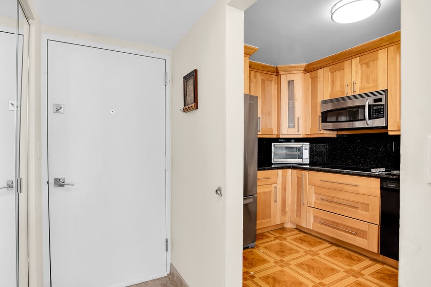 Kitchen - 3701 N Country Club Dr