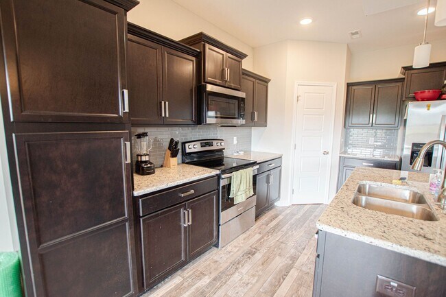 Building Photo - Pet Friendly in Eagle's Bluff!