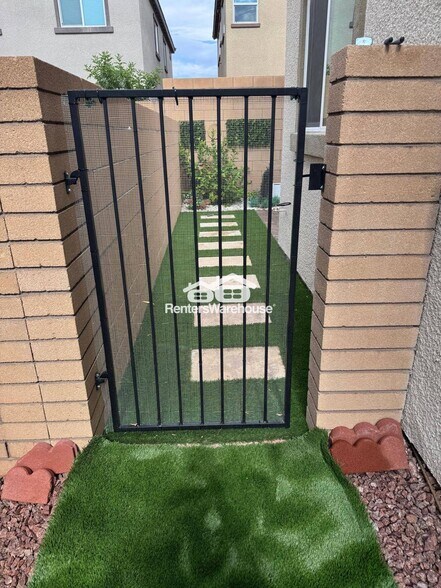 Building Photo - 856 Benning St