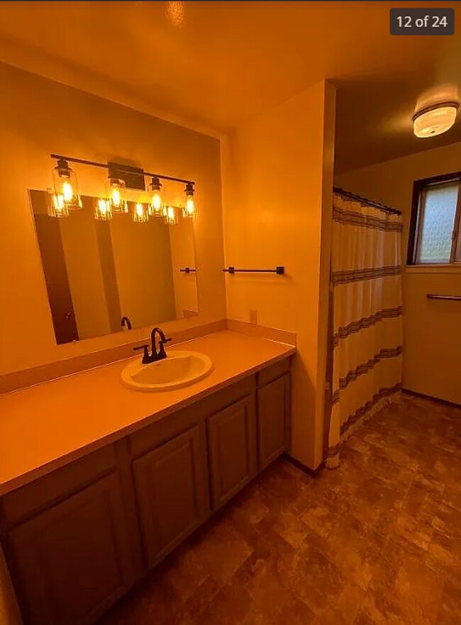 Building Photo - 3-Bed 2-bathroom Home