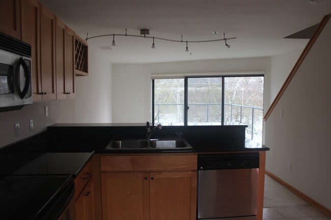 Building Photo - 920 NW Naito Pky