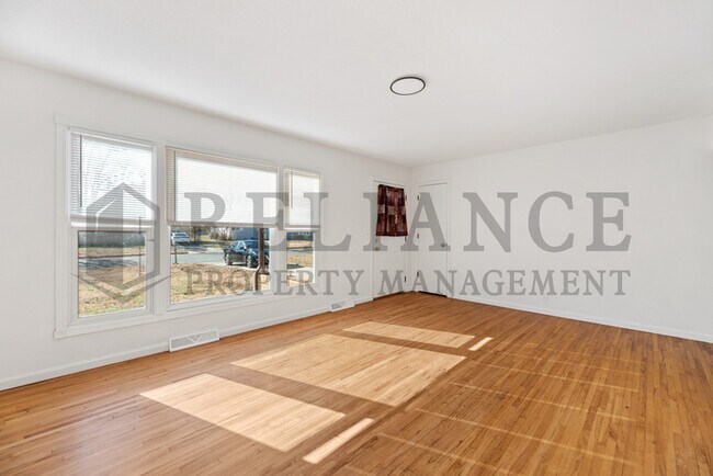 Building Photo - 900 N Brownthrush Ln