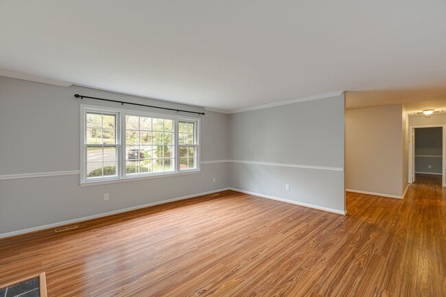 Building Photo - 3303 Spring Lake Ct