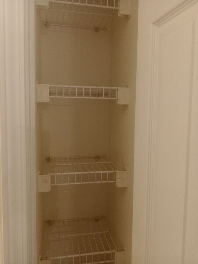 Building Photo - 1729-1731-1731 Louise Cir