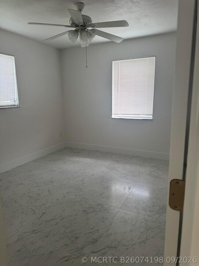 Building Photo - 141 SE Bonita Ct