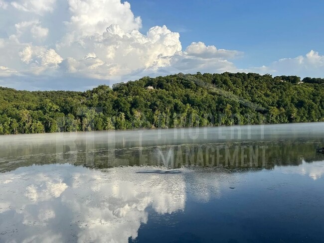 Building Photo - Great Condo near the Lake!