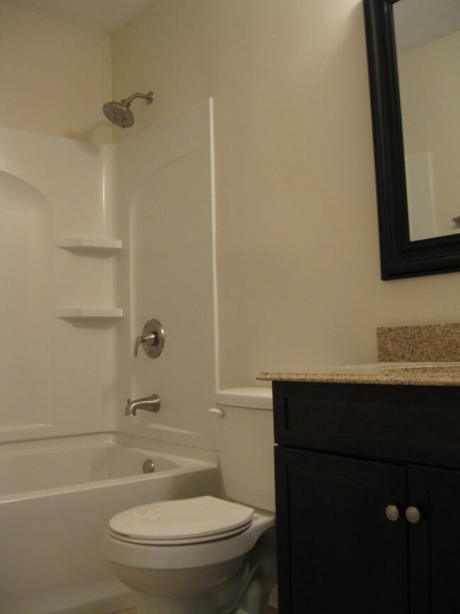 Building Photo - Adorable 2 Bedroom in Hampton!