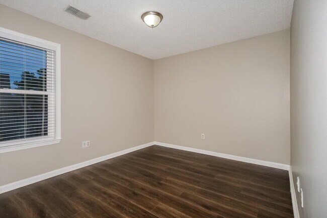 Building Photo - 7658 Shadow Hills Dr