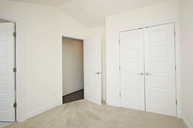 Building Photo - Convenient to UVA's Graduate Schools