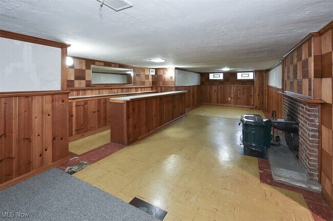 Building Photo - 21775 Hillsdale Ave