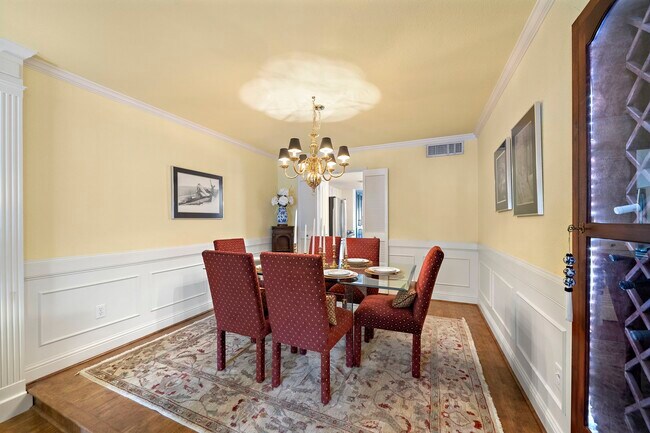 Building Photo - 8944 Chatsworth Dr