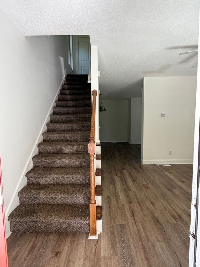Building Photo - Spacious Two Bedroom Home
