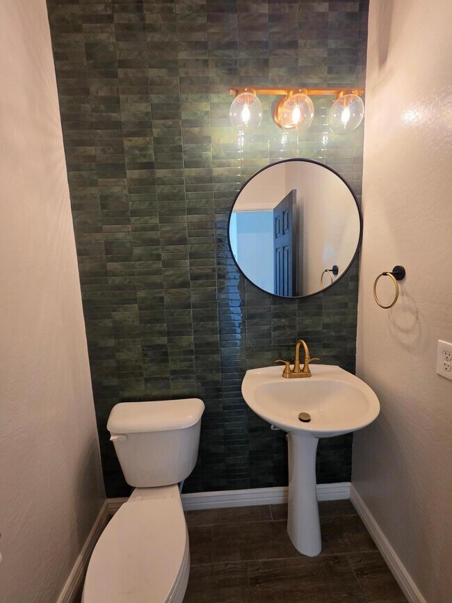 Building Photo - 2756 E Hickory St