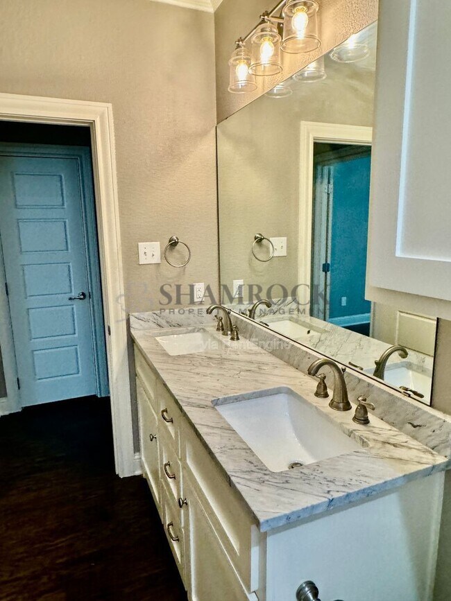 Building Photo - 10305 T Bury Ln