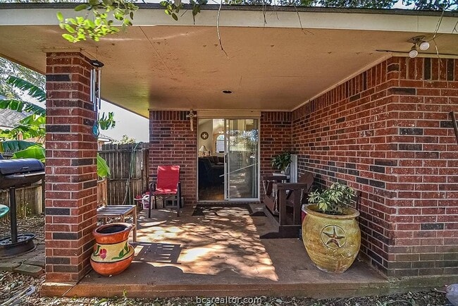 Building Photo - Newly Remodeled Unit!