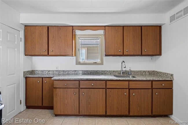 Building Photo - 842 E 10 Mile Rd