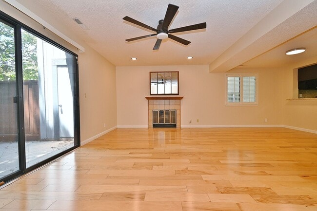 Building Photo - $3,540 / Bright & Spacious 3BR/ 2.5BA Town Home in Newark City