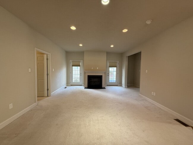 Building Photo - Three Bedroom Collegiate Station Home