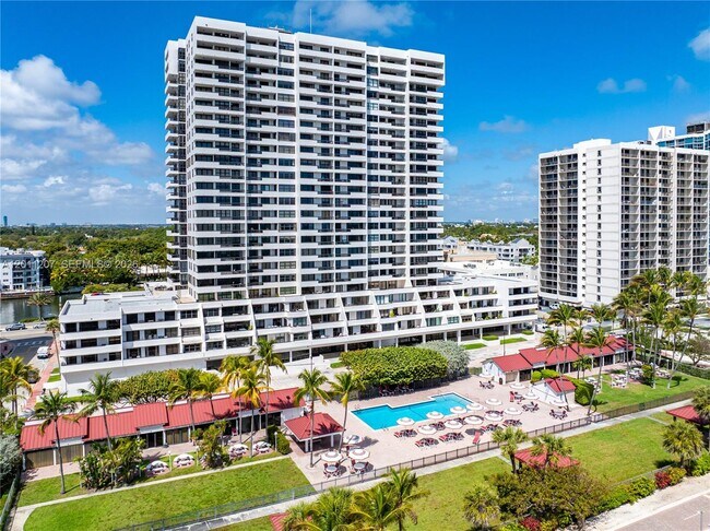 Building Photo - 2555 Collins Ave