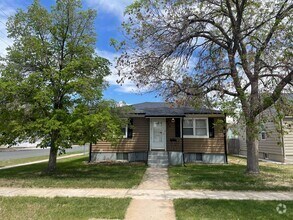 Building Photo - Large Single Family Residence for Rent!