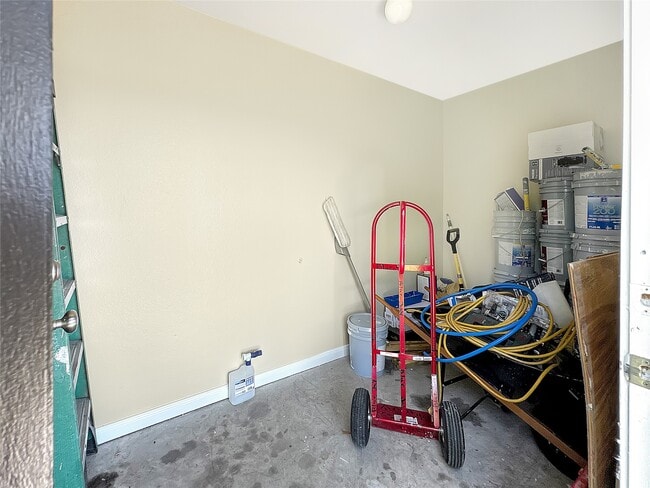 Building Photo - 7426 Blue Jay Dr