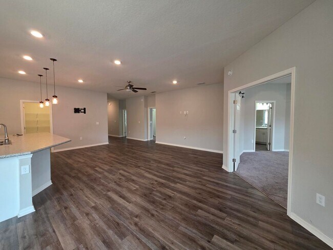 Building Photo - 4-Bedroom, 2.5-Bathroom in Lakeland