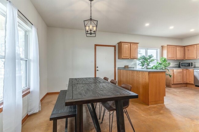 Building Photo - 2551 Spring Valley Dr
