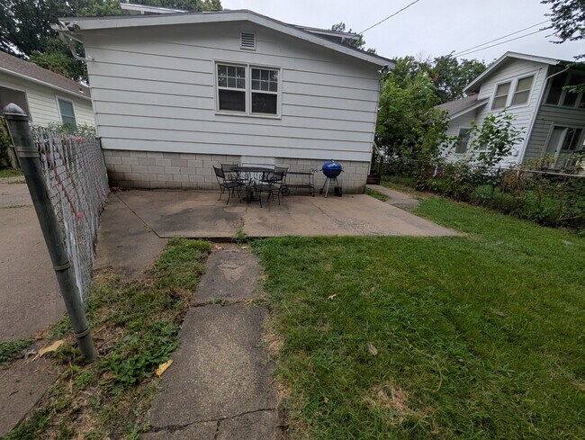 Building Photo - 214 SW Broadmoor Ave
