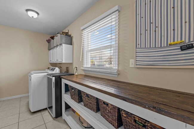 Building Photo - Spacious 4-Bed, 3-Bath Home in Virginia Beach!