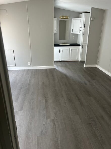 Master Bedroom - 467 Vanzant Rd