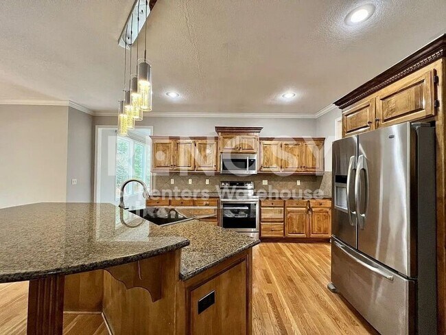 Building Photo - 5 Bedroom Home in Overland Park