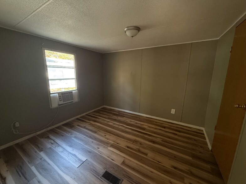 Building Photo - 0 Acorn Village Ln