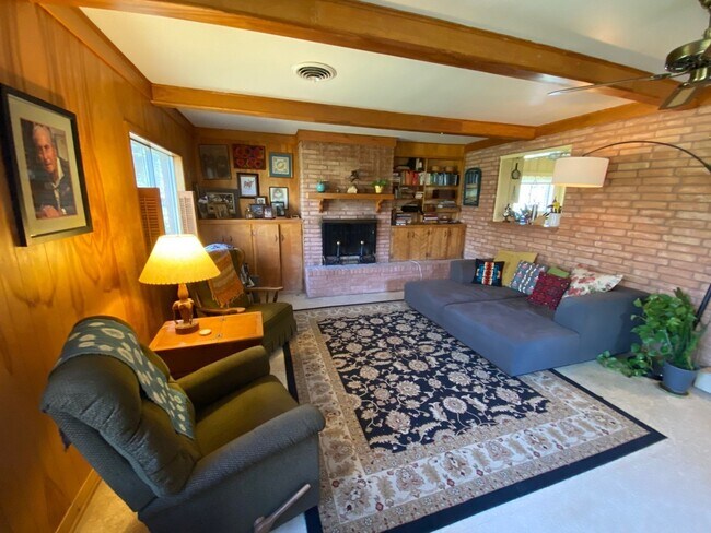 Building Photo - 1609 Pin Oak Dr