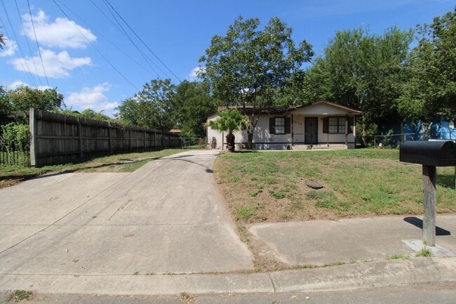 Building Photo - 2915 Christian Dr