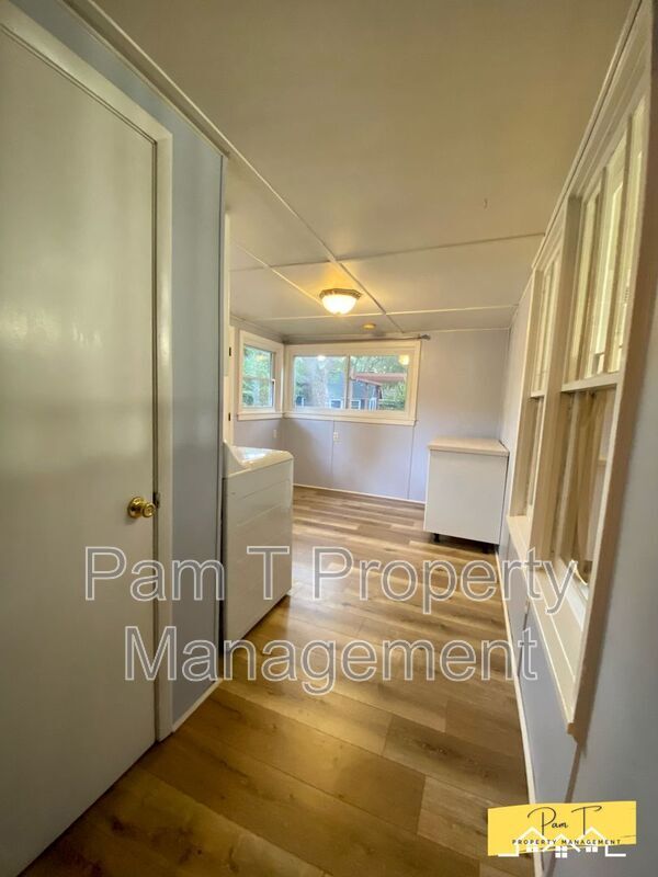 Building Photo - 304 Columbus Dr
