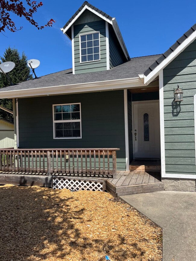 Building Photo - 3 bed / 2 bath Duplex