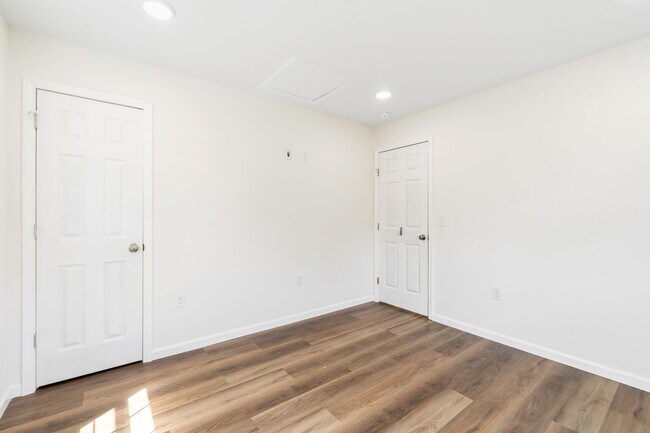 Building Photo - 865 N Ulmer St