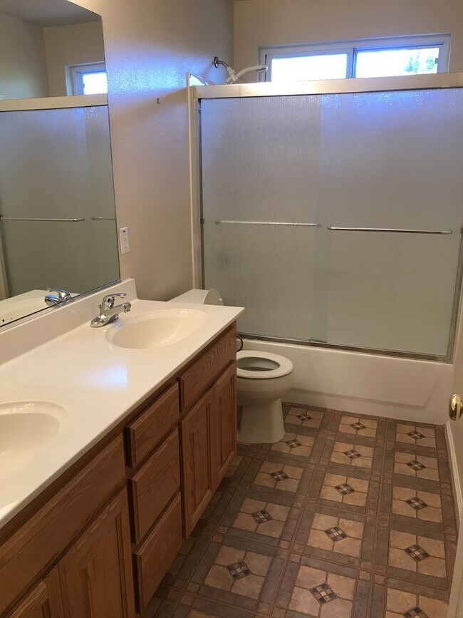 Building Photo - Beautiful 4 Bedroom, 2.5 Bath Master BR downstairs Tracy Home