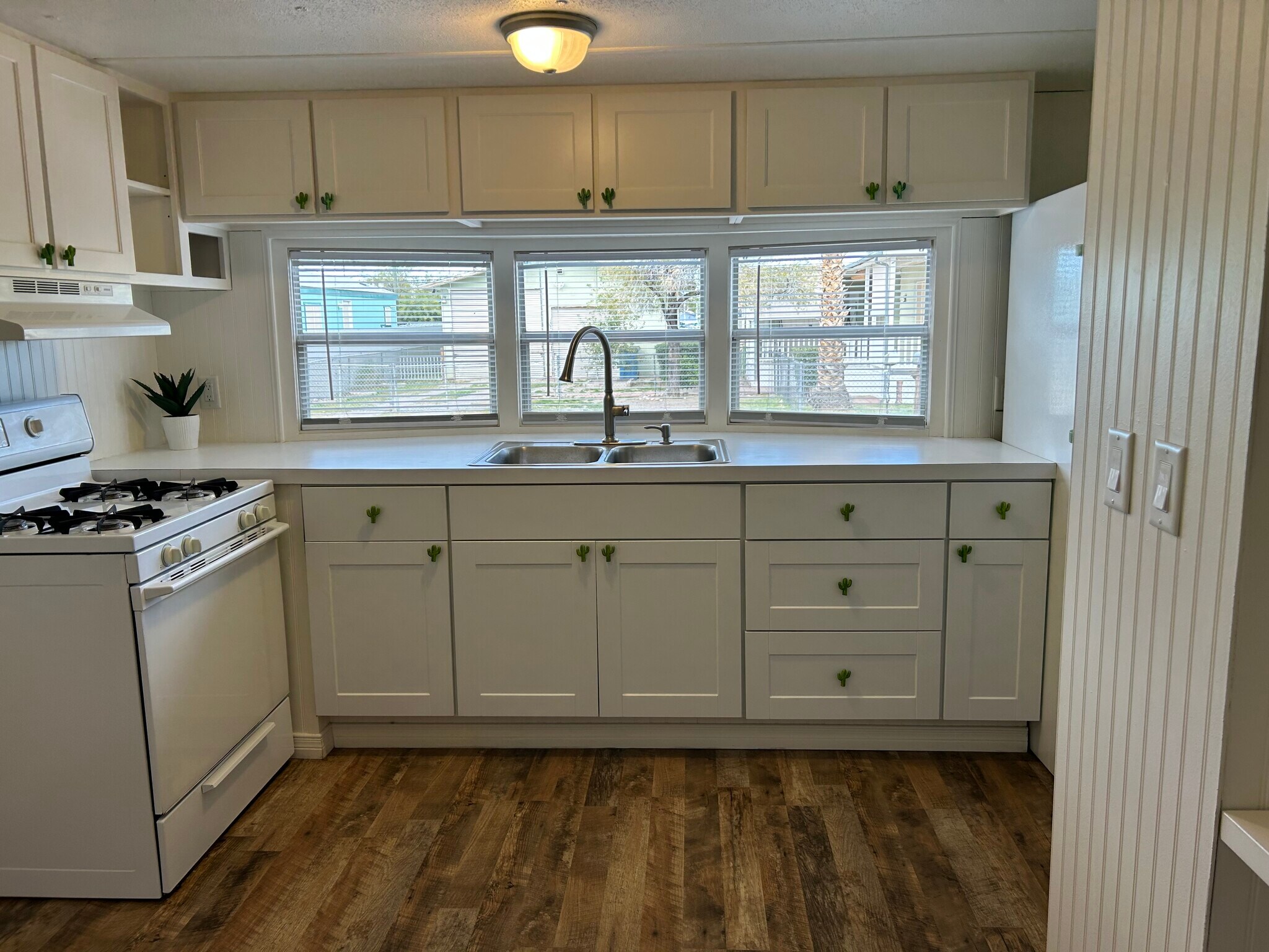 Kitchen - 604 Havasu Ln