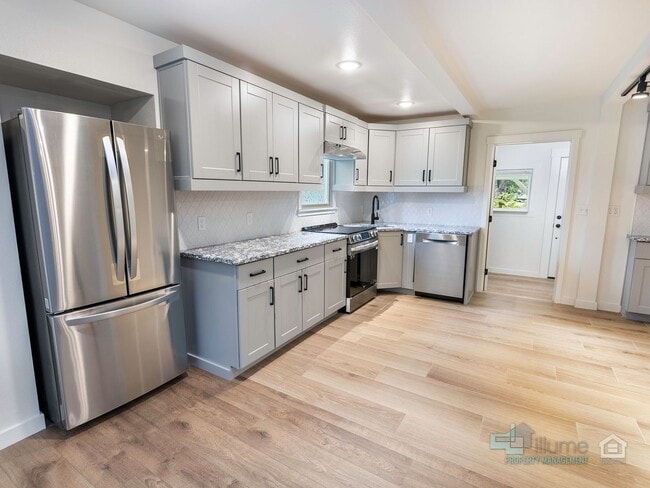 Building Photo - Beautifully Renovated furnished 3-Bedroom ...