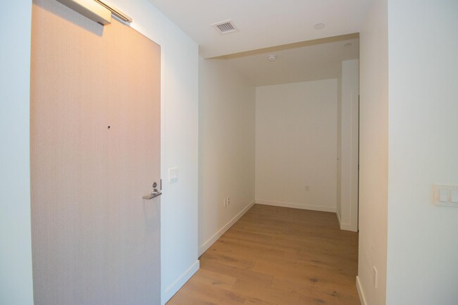 Building Photo - Modern & Spacious 2br/2ba In Mission Bay w...