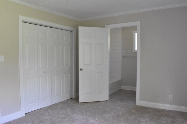 Building Photo - 3 BR, 2 BA West End Rancher