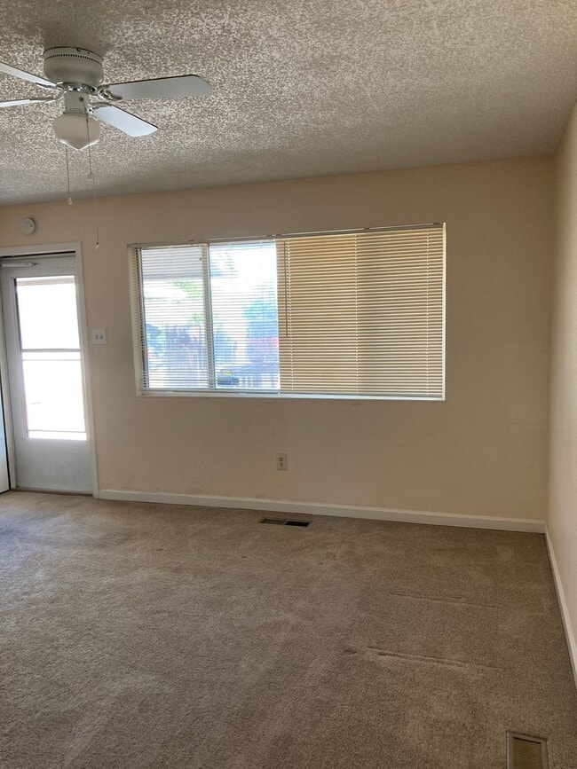 Building Photo - **READY FOR MOVE IN** 3 Bedroom/2 Bath Single Story Home