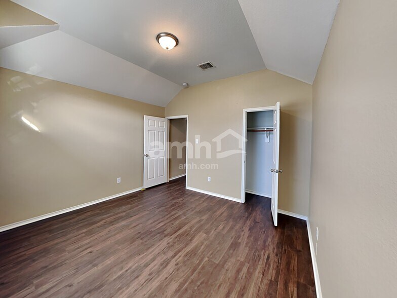 Building Photo - 18550 Sunrise Pines Dr